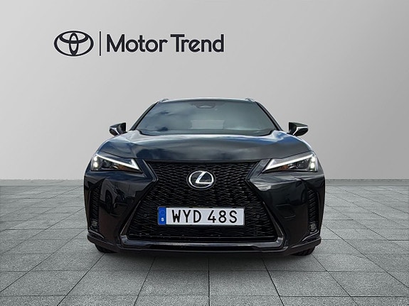 Lexus UX300h 6 of 26