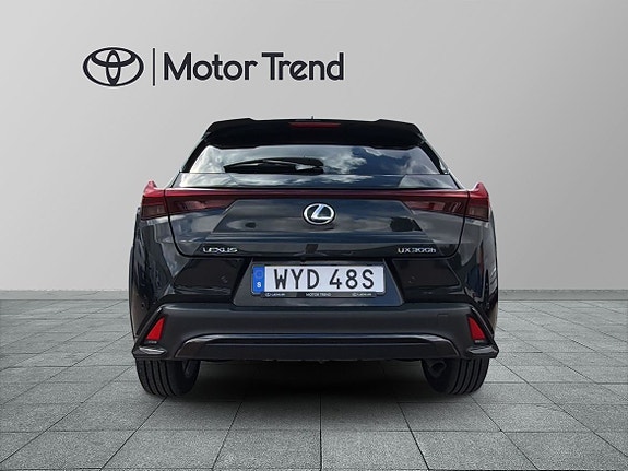 Lexus UX300h 5 of 26