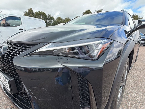 Lexus UX300h 16 of 26
