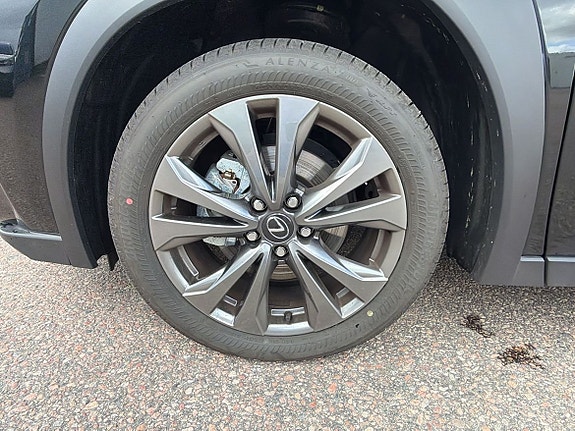 Lexus UX300h 17 of 26
