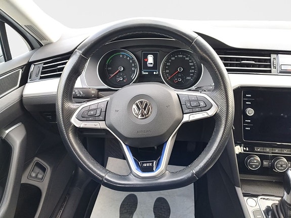 Volkswagen Passat 12 of 15