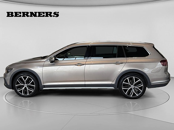 Volkswagen Passat Alltrack 2 of 12