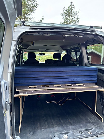 Nissan NV200 2 of 12