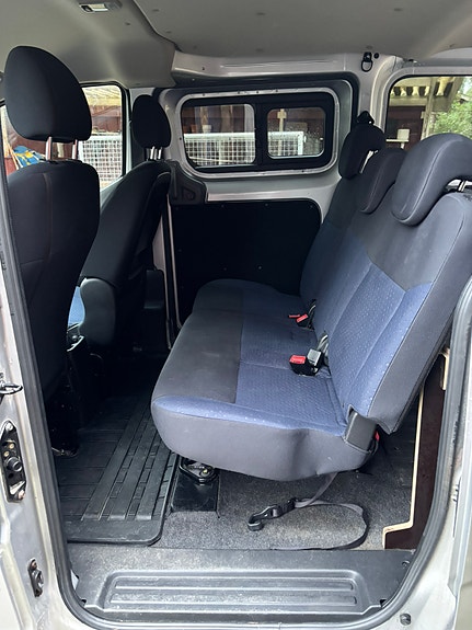 Nissan NV200 4 of 12