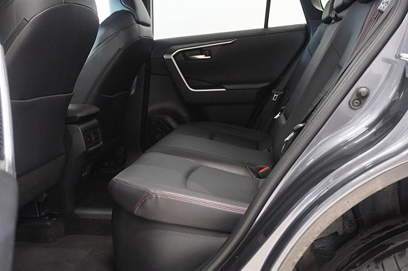 Toyota RAV4 4 of 12