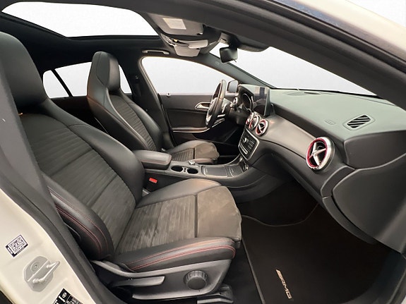 Mercedes-Benz CLA250 11 of 30