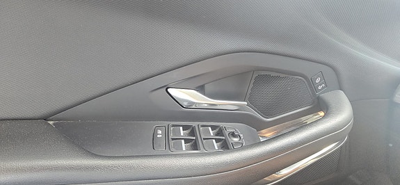 Jaguar E-PACE 8 of 9