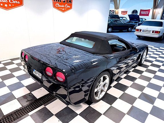 Chevrolet Corvette 11 of 30