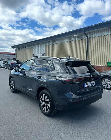 Volkswagen Tiguan 2 of 5