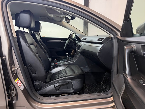 Volkswagen Passat 15 of 23