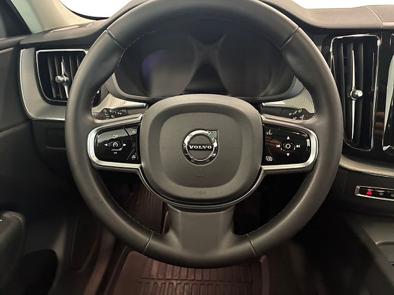 Volvo XC60 10 of 16