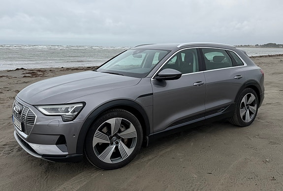 Audi e-tron 2 of 4