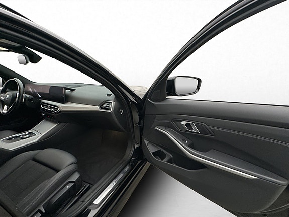 BMW 330e 12 of 29