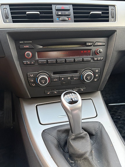 BMW 318d 3 of 5
