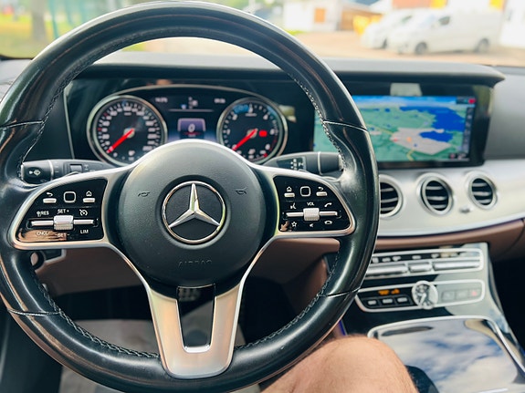 Mercedes-Benz E200 8 of 13