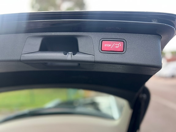 Mercedes-Benz E200 11 of 13