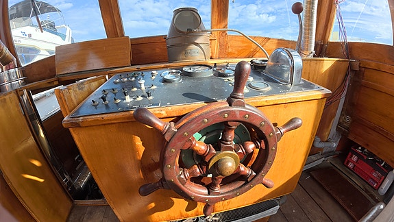 M/S Eloise, motorseglare ek,mahogny och teak ritad av Curt Lamby 2 of 7