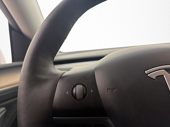 Tesla Model Y 17 of 28