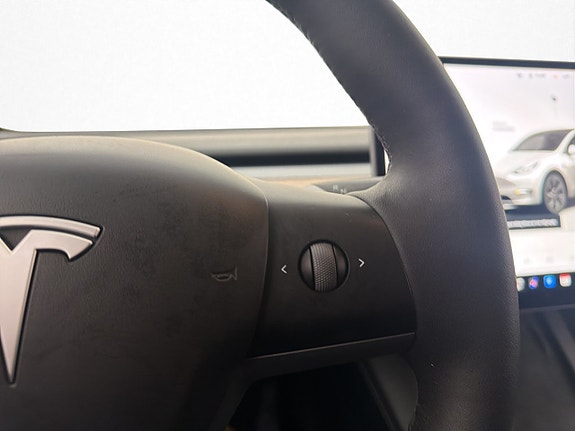 Tesla Model Y 18 of 28