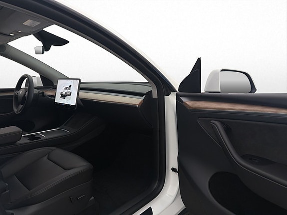 Tesla Model Y 14 of 28