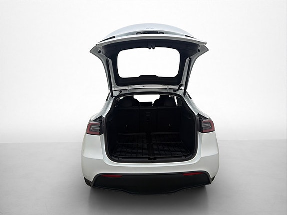 Tesla Model Y 27 of 28