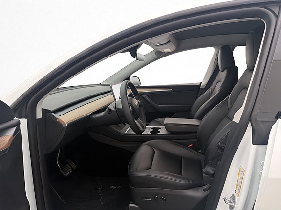 Tesla Model Y 10 of 28