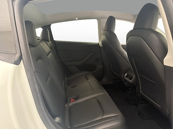 Tesla Model Y 15 of 28