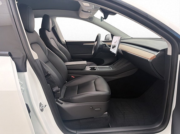 Tesla Model Y 13 of 28