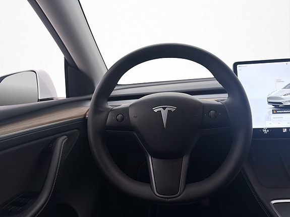 Tesla Model Y 12 of 28