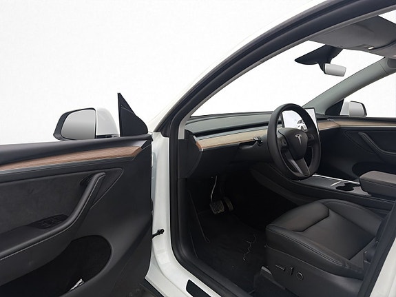 Tesla Model Y 9 of 28