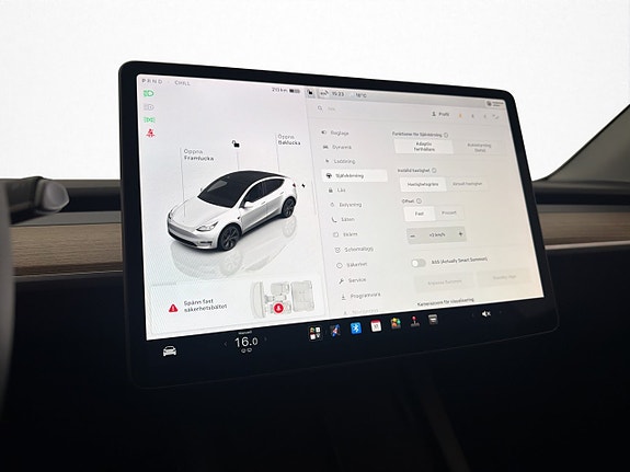 Tesla Model Y 24 of 28