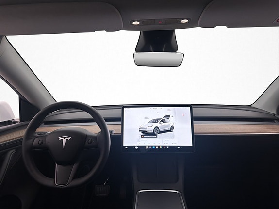 Tesla Model Y 16 of 28