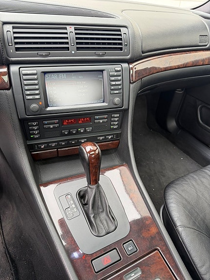 BMW 750i 18 of 24