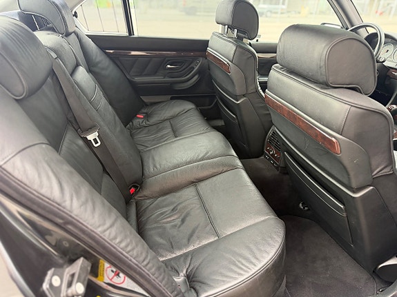 BMW 750i 9 of 24