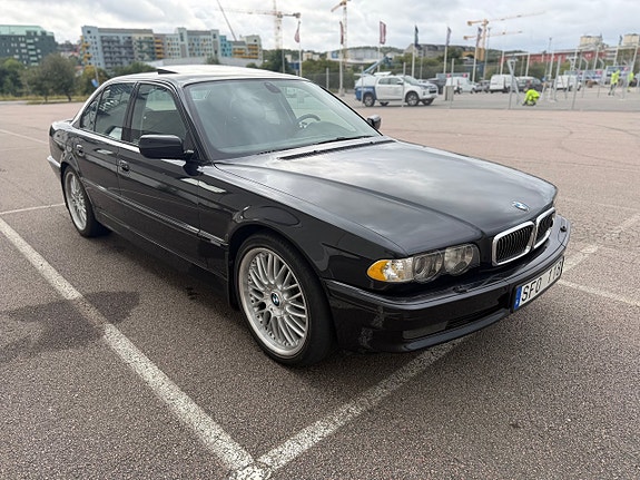 BMW 750i 4 of 24