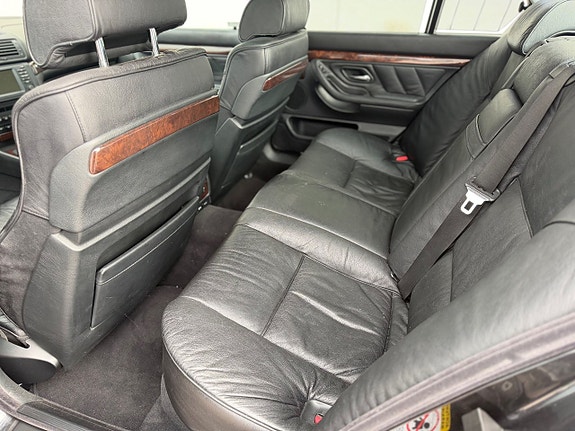 BMW 750i 13 of 24