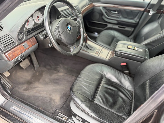 BMW 750i 15 of 24