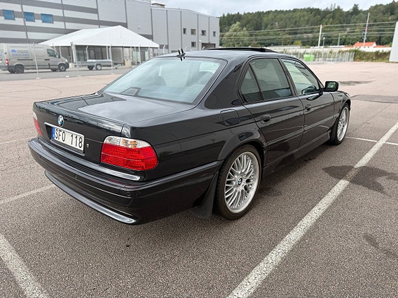 BMW 750i 3 of 24