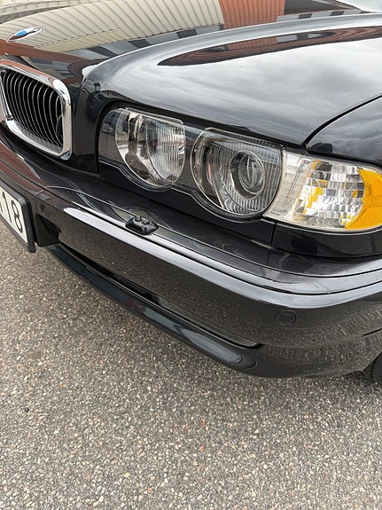 BMW 750i 21 of 24