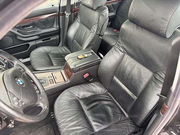 BMW 750i 16 of 24