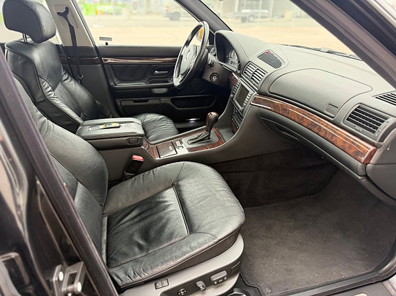 BMW 750i 6 of 24