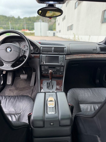 BMW 750i 17 of 24