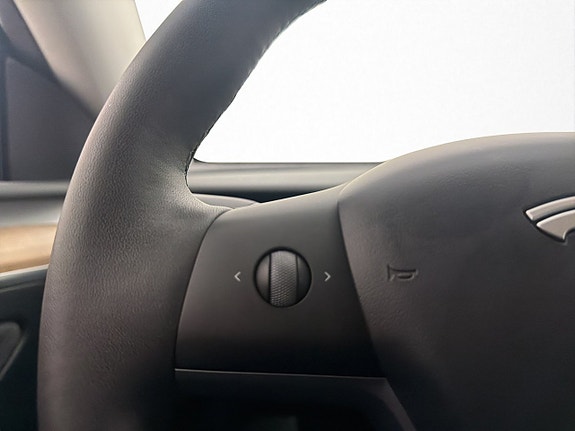 Tesla Model Y 17 of 29