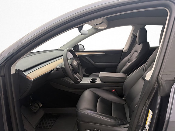 Tesla Model Y 10 of 29