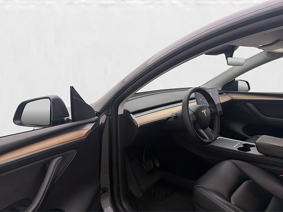 Tesla Model Y 9 of 29