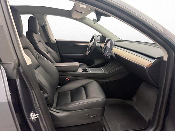 Tesla Model Y 13 of 29