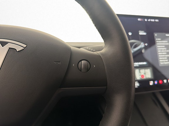 Tesla Model Y 18 of 29