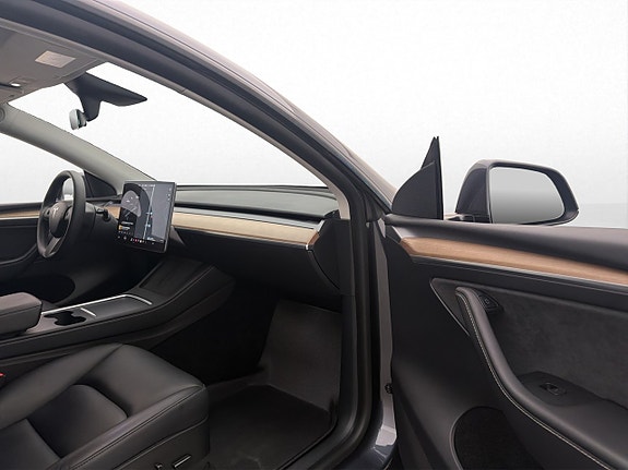 Tesla Model Y 14 of 29