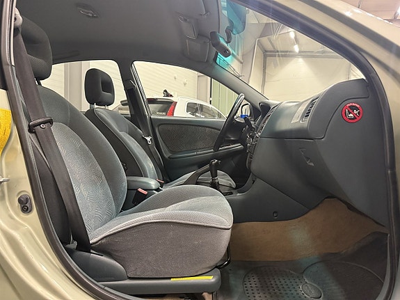 Toyota Avensis 8 of 21
