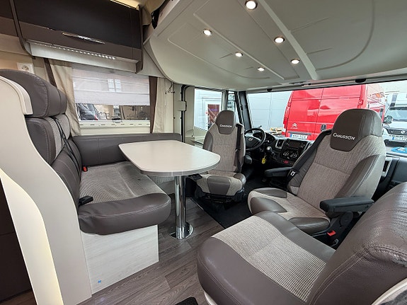 Chausson Exaltis 7018 EB (150HK Automat) Queensbed! Stort garage! 2 of 20